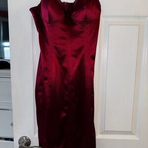 Elegant burgundy midi dress